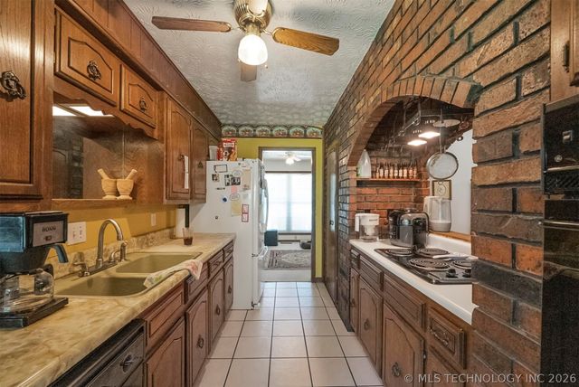 212 N Will Rogers Loop W, Oologah, OK 74053