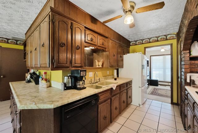 212 N Will Rogers Loop W, Oologah, OK 74053