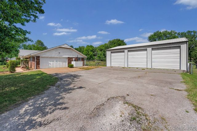 212 N Will Rogers Loop W, Oologah, OK 74053