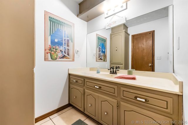 212 N Will Rogers Loop W, Oologah, OK 74053