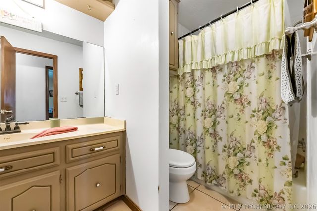 212 N Will Rogers Loop W, Oologah, OK 74053
