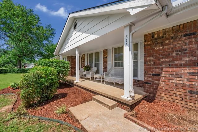 212 N Will Rogers Loop W, Oologah, OK 74053