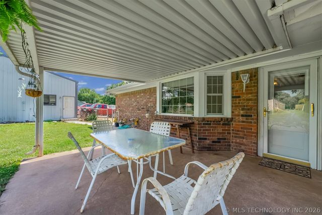 212 N Will Rogers Loop W, Oologah, OK 74053