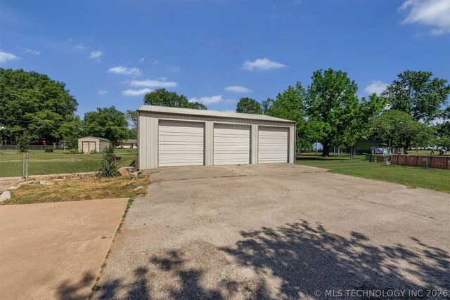 212 N Will Rogers Loop W, Oologah, OK 74053