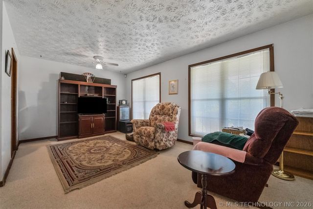 212 N Will Rogers Loop W, Oologah, OK 74053
