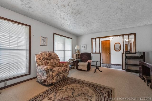212 N Will Rogers Loop W, Oologah, OK 74053