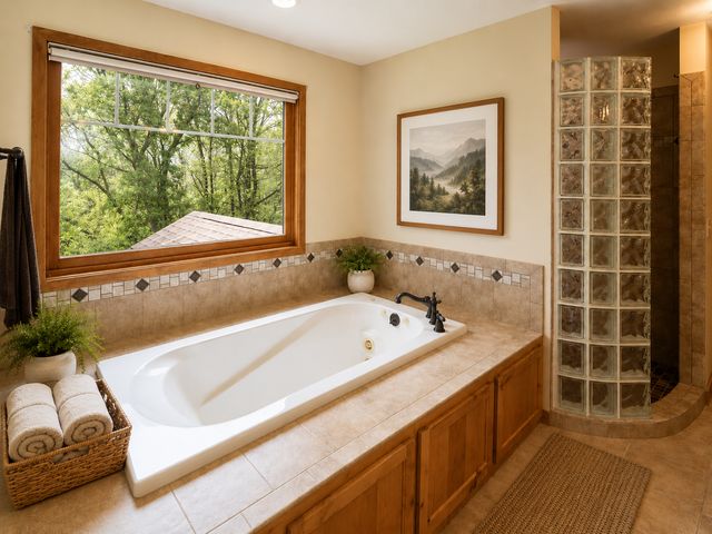 2110 Valley Creek Lane, Shakopee, MN 55379