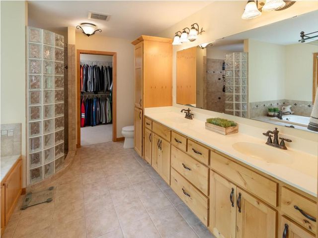 2110 Valley Creek Lane, Shakopee, MN 55379