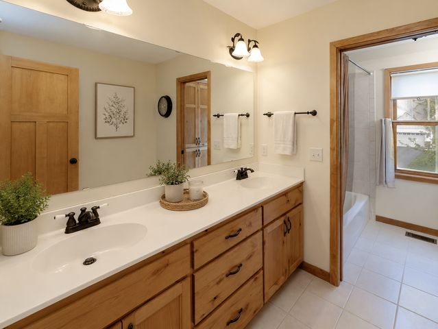 2110 Valley Creek Lane, Shakopee, MN 55379