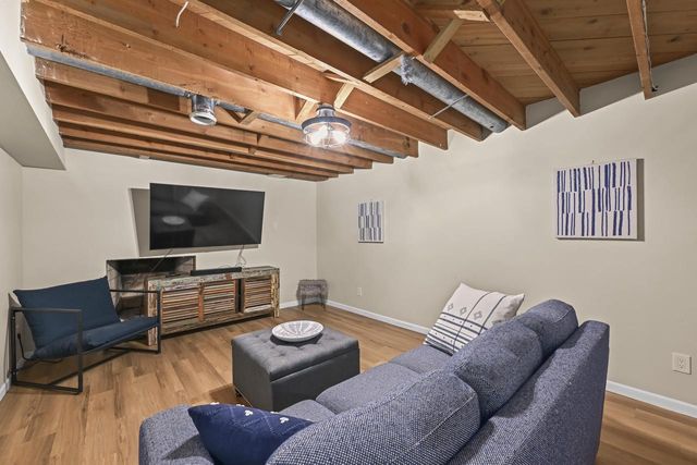 2400 W Apple Tree ROAD, Glendale, WI 53209