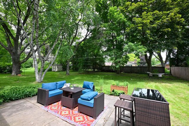 2400 W Apple Tree ROAD, Glendale, WI 53209
