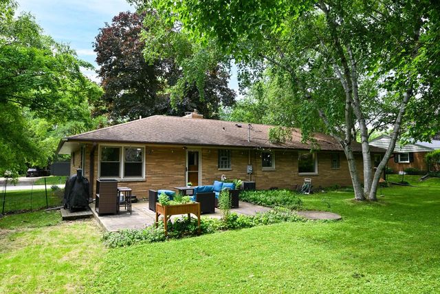 2400 W Apple Tree ROAD, Glendale, WI 53209