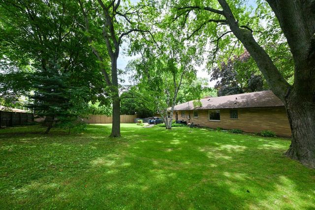 2400 W Apple Tree ROAD, Glendale, WI 53209