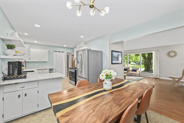 2400 W Apple Tree ROAD, Glendale, WI 53209