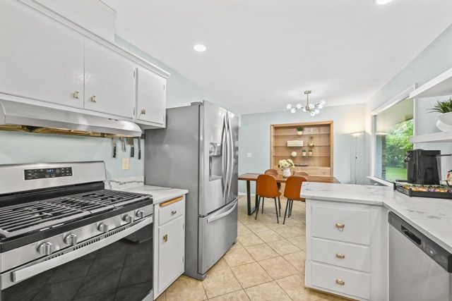 2400 W Apple Tree ROAD, Glendale, WI 53209
