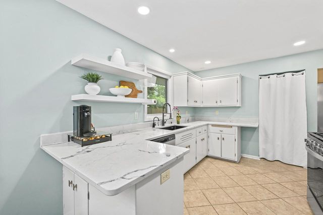 2400 W Apple Tree ROAD, Glendale, WI 53209