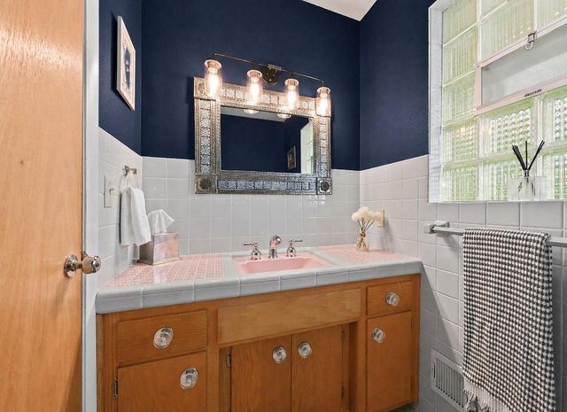 2400 W Apple Tree ROAD, Glendale, WI 53209