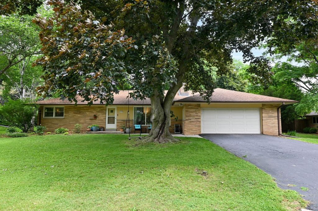 2400 W Apple Tree ROAD, Glendale, WI 53209