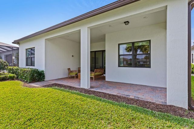599 SE Villandry Way, Port St. Lucie, FL 34984