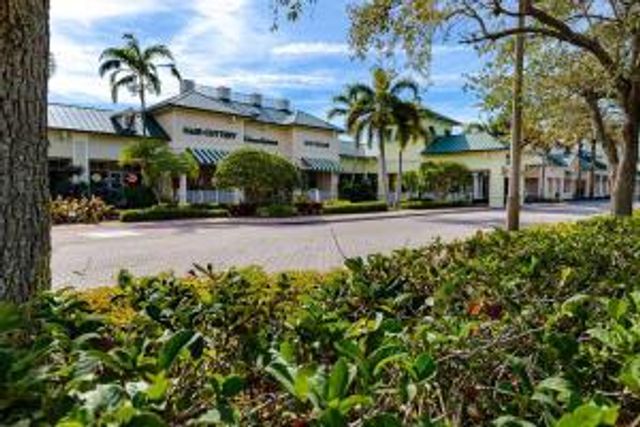 599 SE Villandry Way, Port St. Lucie, FL 34984