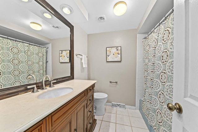 21565 Ann Rita DRIVE, Brookfield, WI 53045
