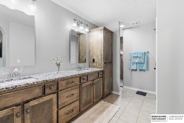 18606 George Miller Parkway, Elkhorn, NE 68022