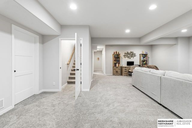 18606 George Miller Parkway, Elkhorn, NE 68022