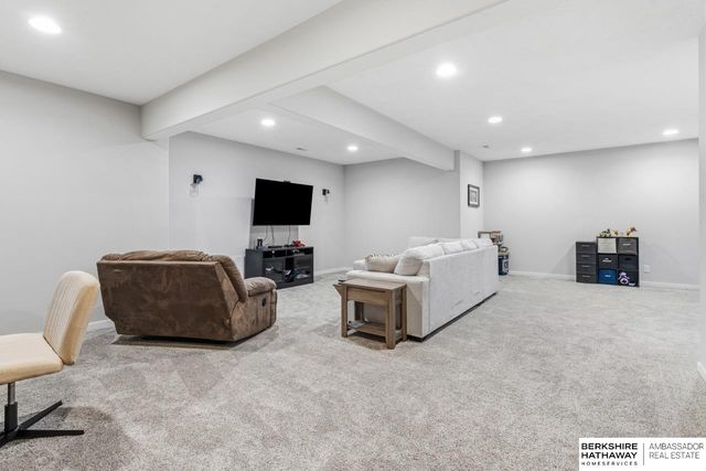 18606 George Miller Parkway, Elkhorn, NE 68022