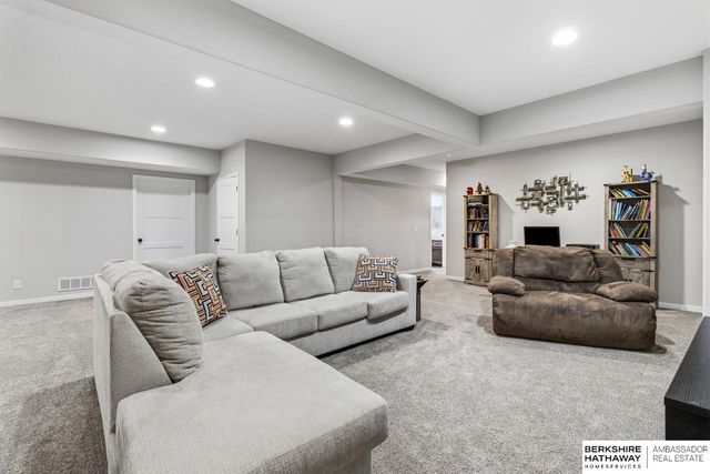 18606 George Miller Parkway, Elkhorn, NE 68022