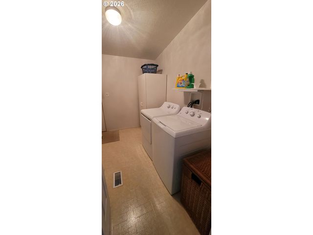 3220 CRESCENT Ave 62, Eugene, OR 97408