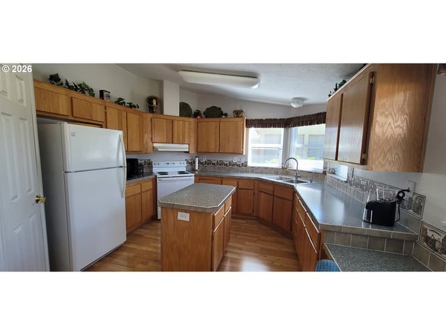 3220 CRESCENT Ave 62, Eugene, OR 97408