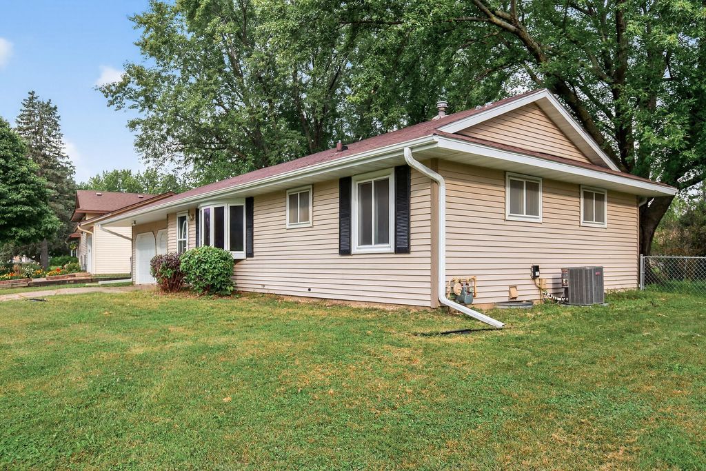 921 Cortland Drive S, Apple Valley, MN 55124