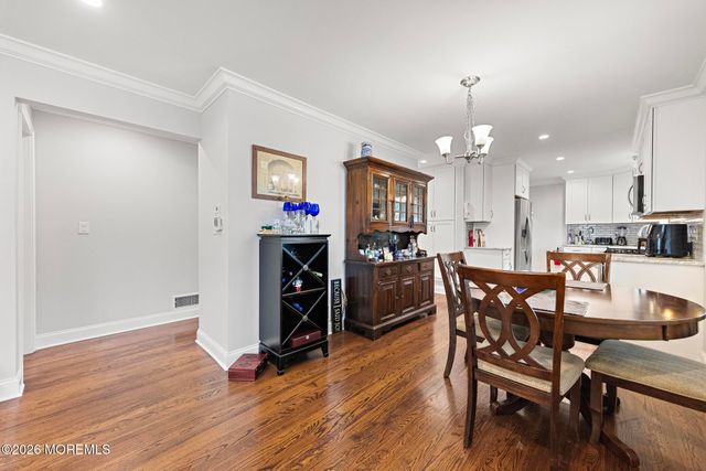 8 Meadowbrook Avenue, Eatontown, NJ 07724