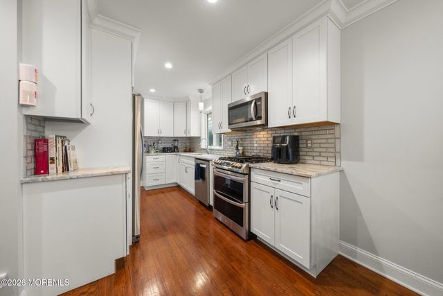 8 Meadowbrook Avenue, Eatontown, NJ 07724