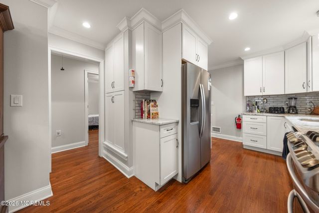 8 Meadowbrook Avenue, Eatontown, NJ 07724