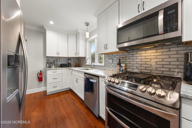 8 Meadowbrook Avenue, Eatontown, NJ 07724