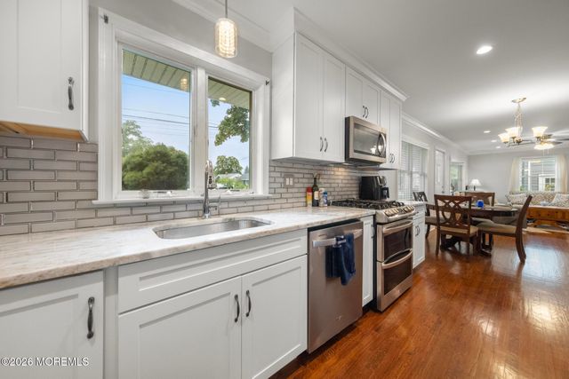 8 Meadowbrook Avenue, Eatontown, NJ 07724