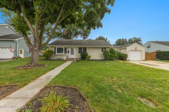 8 Meadowbrook Avenue, Eatontown, NJ 07724