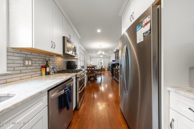 8 Meadowbrook Avenue, Eatontown, NJ 07724