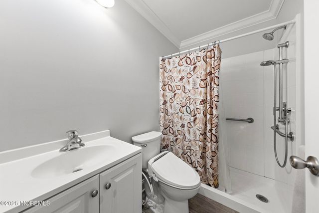 8 Meadowbrook Avenue, Eatontown, NJ 07724