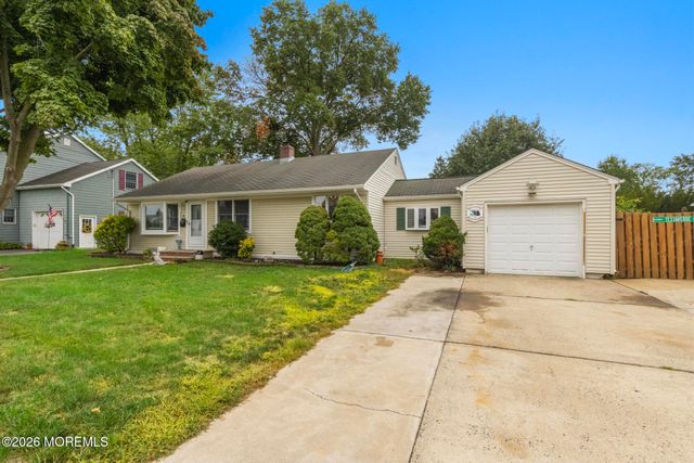 8 Meadowbrook Avenue, Eatontown, NJ 07724