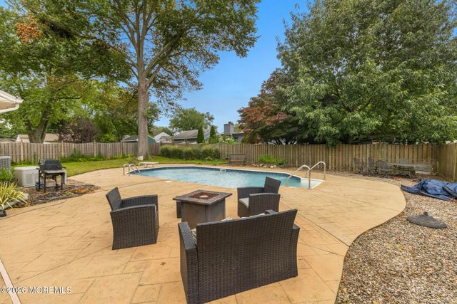 8 Meadowbrook Avenue, Eatontown, NJ 07724