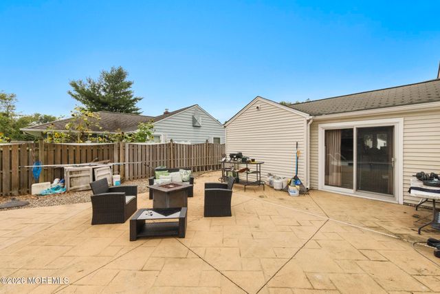 8 Meadowbrook Avenue, Eatontown, NJ 07724