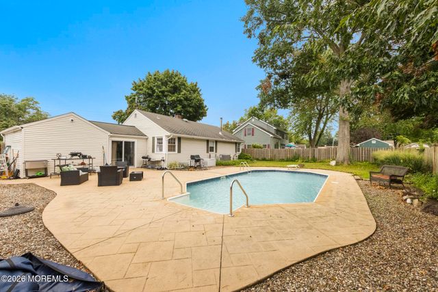 8 Meadowbrook Avenue, Eatontown, NJ 07724