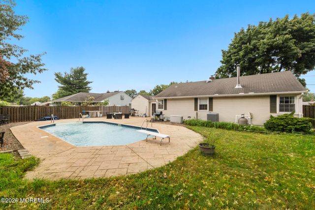 8 Meadowbrook Avenue, Eatontown, NJ 07724