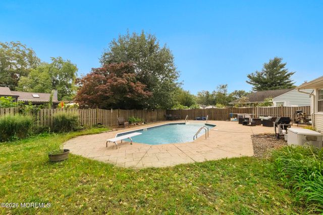 8 Meadowbrook Avenue, Eatontown, NJ 07724