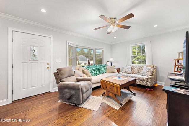8 Meadowbrook Avenue, Eatontown, NJ 07724