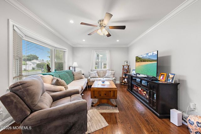 8 Meadowbrook Avenue, Eatontown, NJ 07724