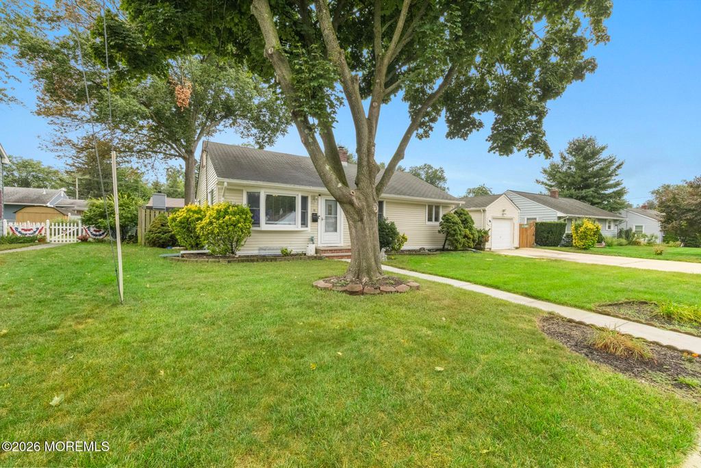 8 Meadowbrook Avenue, Eatontown, NJ 07724