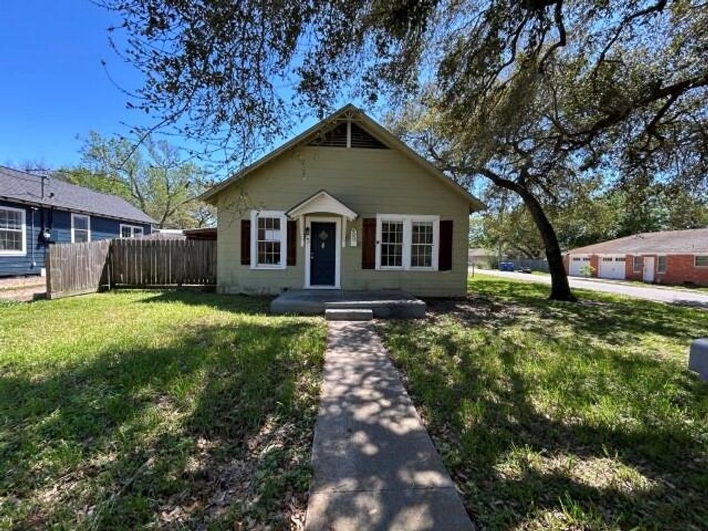 400 N Stevenson Street, Eagle Lake, TX 77434